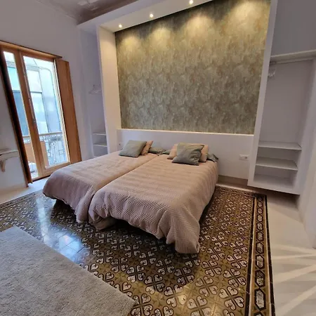 アパート Trianasuites